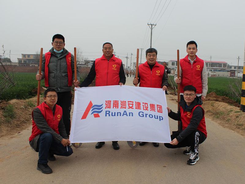 2022年，潤(rùn)安集團(tuán)深入寶蓮寺鎮(zhèn)二十里鋪村，助力人居環(huán)境整治。